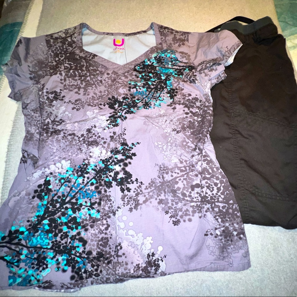 WOMENS mint condition scrub set- size medium!!